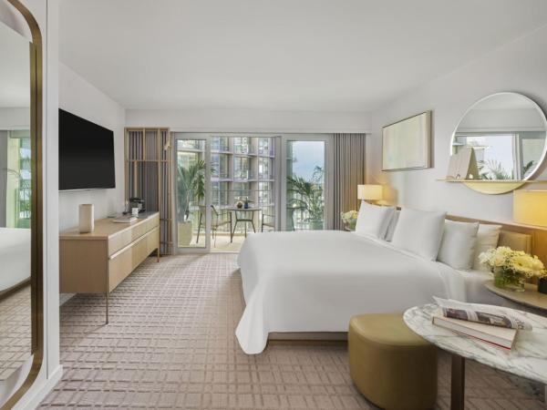 Fairmont Century Plaza Los Angeles : photo 2 de la chambre chambre lit king-size century plaza avec douche accessible en fauteuil roulant et balcon - adaptée aux personnes à mobilité réduite