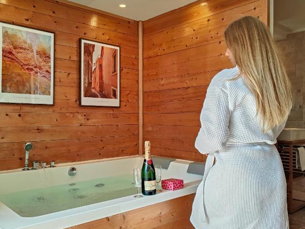 The Originals Boutique, Clair Hôtel, Martigues : photo 3 de la chambre chambre double avec jacuzzi