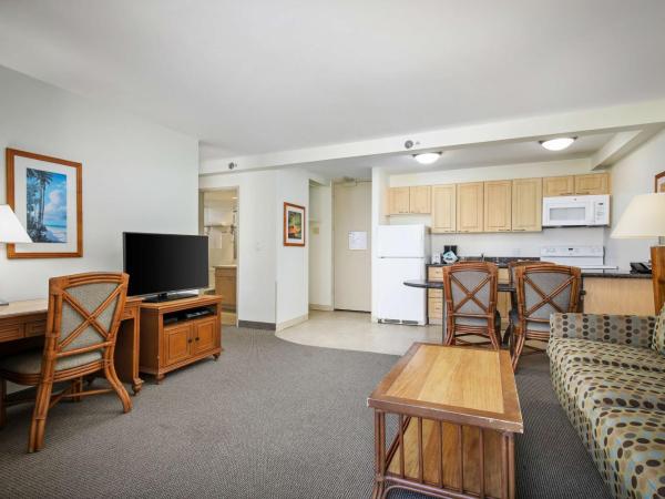 Aston Waikiki Sunset : photo 2 de la chambre suite 1 chambre avec vue partielle sur l'océan