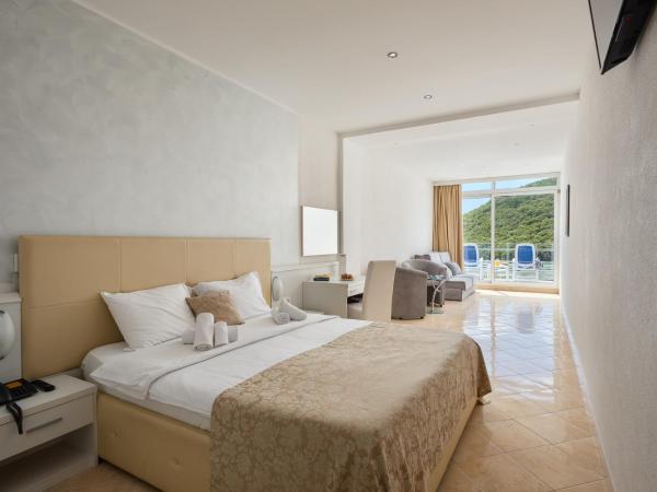 Hotel Hedera - Maslinica Hotels & Resorts : photo 1 de la chambre chambre double avec balcon - vue sur mer
