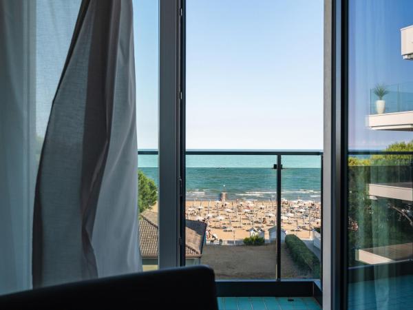 Hotel Europa : photo 4 de la chambre deluxe family room with sea view and beach package