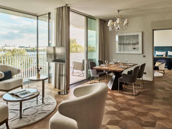 The Fontenay Hamburg : photo 2 de la chambre suite avec vue sur lac 