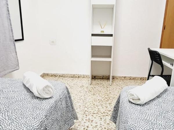 Sweet Rooms in Alboraya Valencia : photo 1 de la chambre chambre lits jumeaux avec salle de bains commune