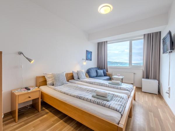 Penzion Kozí Horka u Brněnské přehrady : photo 1 de la chambre chambre double ou lits jumeaux - vue sur lac