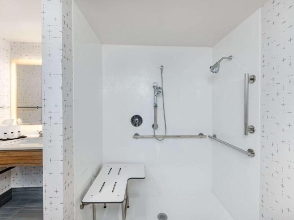 Sonesta Columbus Downtown : photo 4 de la chambre one-bedroom king - mobility accessible/roll-in shower