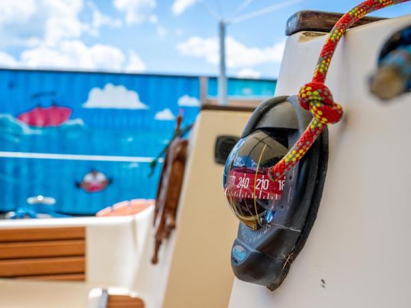 bateau voilier insolite avec jacuzzi privatif : photo 2 de la chambre mobile home