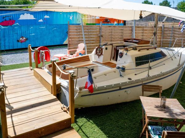 bateau voilier insolite avec jacuzzi privatif : photo 5 de la chambre mobile home