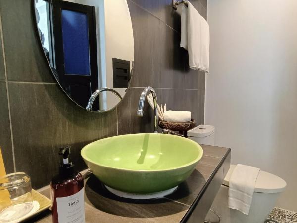 THEE Kashatharn by TH District : photo 1 de la chambre chambre double ou lits jumeaux deluxe avec balcon