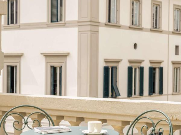 Anglo American Hotel Florence, Curio Collection By Hilton : photo 1 de la chambre chambre king de luxe avec terrasse