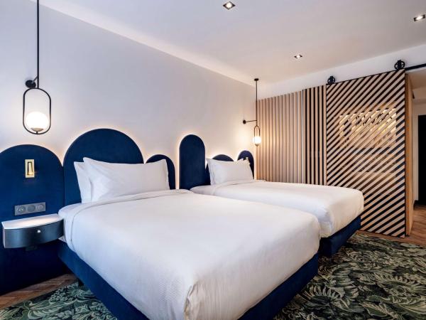 Doubletree By Hilton Nice Centre Iconic : photo 2 de la chambre chambre lit king-size familiale communicante