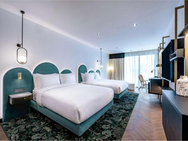 Doubletree By Hilton Nice Centre Iconic : photo 3 de la chambre chambre familiale avec 2 lits queen-size 
