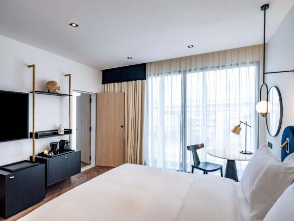 Doubletree By Hilton Nice Centre Iconic : photo 1 de la chambre chambre lit king-size familiale communicante