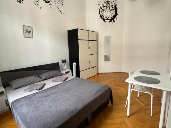 Boomerang Hostel : photo 2 de la chambre chambre double ou lits jumeaux avec salle de bains commune