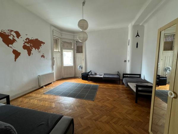 Boomerang Hostel : photo 5 de la chambre chambre triple avec salle de bains commune