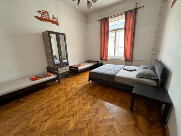 Boomerang Hostel : photo 7 de la chambre chambre triple avec salle de bains commune