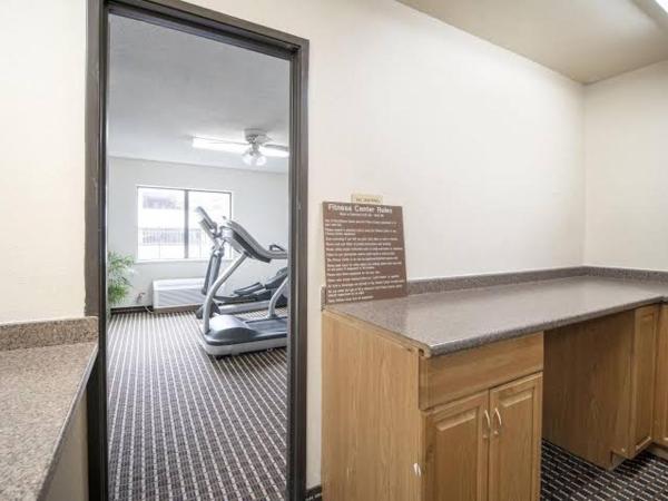 IAH 45 AIRPORT iNN & SUITES : photo 2 de la chambre suite deluxe avec lit king-size