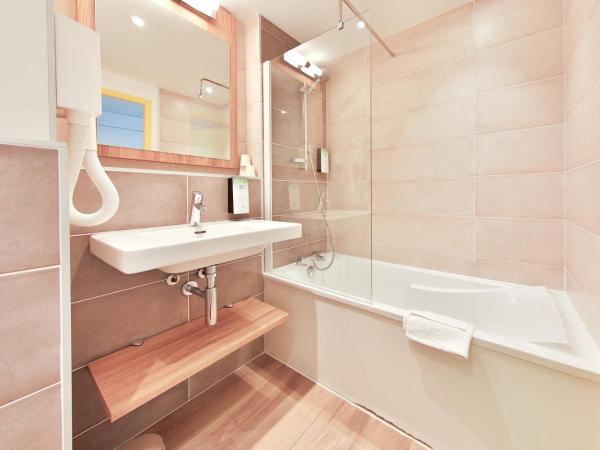 Kyriad Pontarlier : photo 4 de la chambre chambre triple (1 lit double et 1 lit simple)