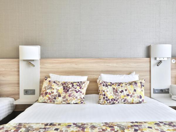 Kyriad Pontarlier : photo 2 de la chambre chambre triple (1 lit double et 1 lit simple)