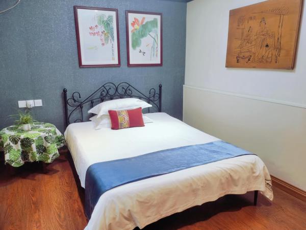 Wenjun Courtyard Hotel,3mins walk from Tonghuimen metro station ,located in the city center ,walking distance to many scenic areas, English-speaking service : photo 1 de la chambre budget double room corner room