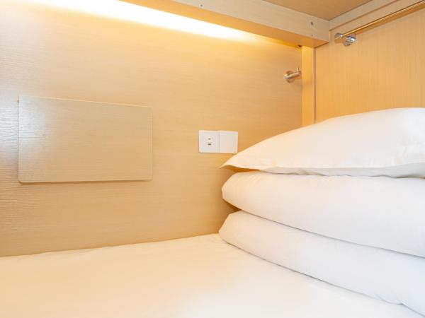 Denpa Inn - Zhenbei Subway Station Meichuan Road Pedestrian Street Branch : photo 7 de la chambre lit dans dortoir pour femmes de 6 lits - salle de bains commune