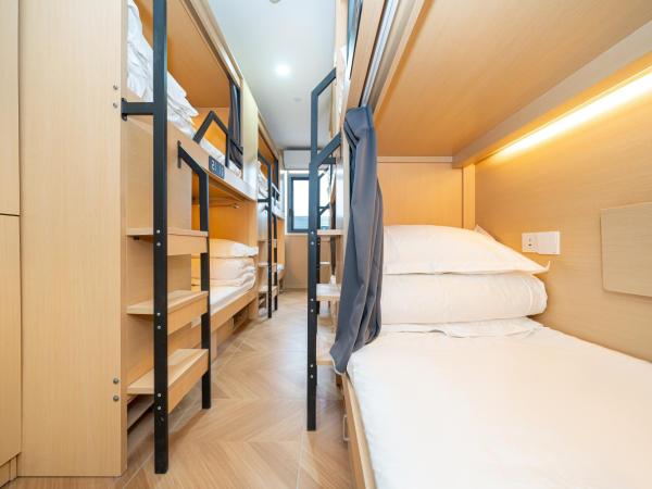 Denpa Inn - Zhenbei Subway Station Meichuan Road Pedestrian Street Branch : photo 10 de la chambre bed in 8-bed male dormitory room - shared bathroom