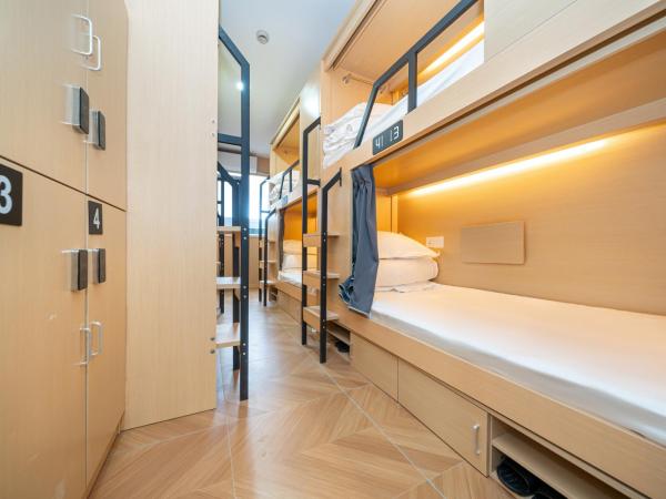 Denpa Inn - Zhenbei Subway Station Meichuan Road Pedestrian Street Branch : photo 9 de la chambre lit dans dortoir pour femmes de 8 lits - salle de bains commune