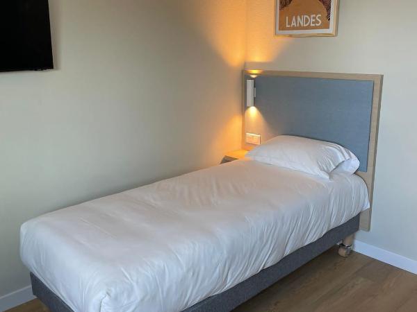 Kyriad Limoges - Ester : photo 7 de la chambre chambre familiale supérieure avec 1 lit queen-size et 1 lit simple