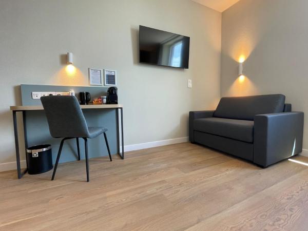 Kyriad Limoges - Ester : photo 6 de la chambre chambre lit queen-size supérieure avec canapé-lit