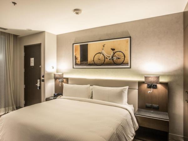 Four Points by Sheraton Puebla : photo 4 de la chambre suite avec terrasse, 1 lit king-size et balcon - vue sur ville