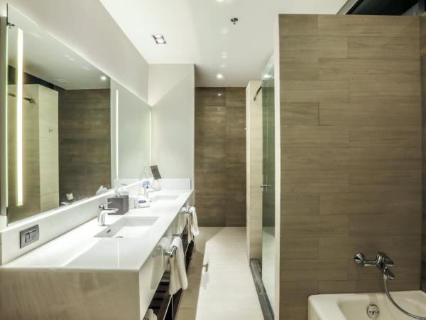 Four Points by Sheraton Puebla : photo 3 de la chambre suite avec terrasse, 1 lit king-size et balcon - vue sur ville