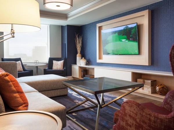 Tampa Marriott Water Street : photo 9 de la chambre hébergement lit king size - accès au salon concierge