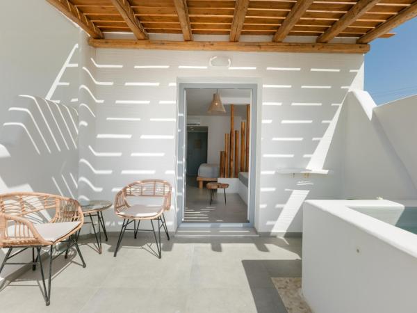 Naxos Finest Hotel & Villas : photo 10 de la chambre deluxe suite with pool view & private hot tub