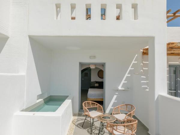 Naxos Finest Hotel & Villas : photo 7 de la chambre deluxe suite with pool view & private hot tub