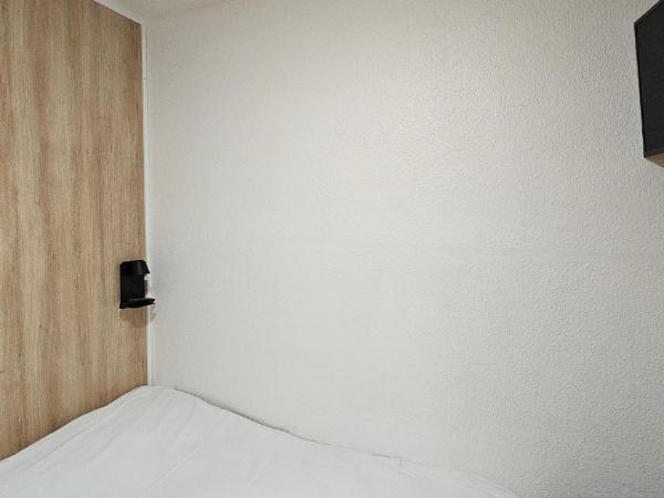 Class'eco Charleroi : photo 2 de la chambre chambre double avec salle de bains privative