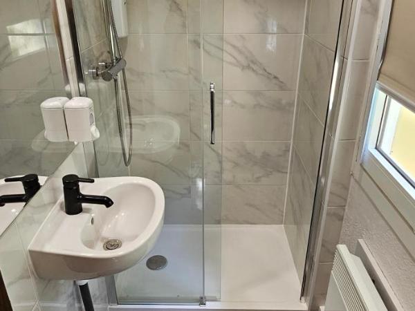 Class'eco Charleroi : photo 3 de la chambre chambre double avec salle de bains privative