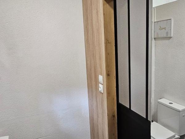 Class'eco Charleroi : photo 5 de la chambre chambre double avec salle de bains privative