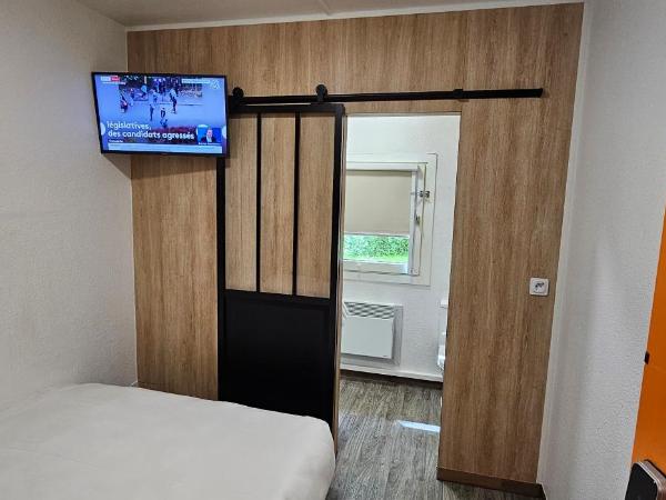 Class'eco Charleroi : photo 1 de la chambre chambre double avec salle de bains privative