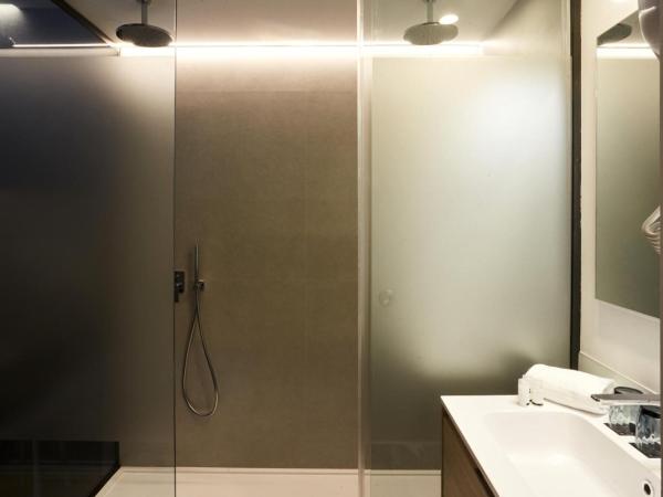 Sercotel Valencia Alameda 41 : photo 8 de la chambre chambre familiale (2 adultes + 1 enfant)