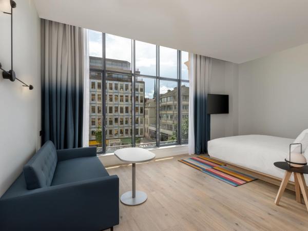 Aloft Hotel, By Marriott : photo 6 de la chambre suite aloft avec lit king-size, canapé-lit et vue sur ville - accès au spa inclus