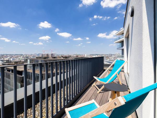 Motel One Brussels : photo 3 de la chambre chambre lit queen-size avec balcon