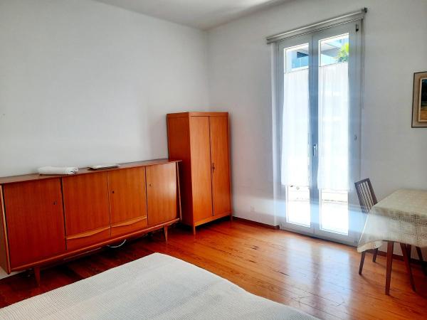 Ampie camere Locarno : photo 9 de la chambre chambre lit queen-size avec balcon