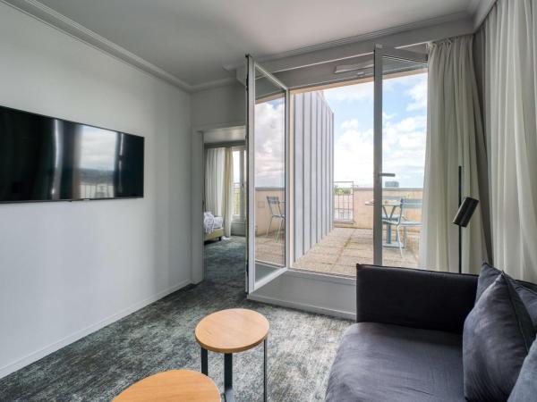 Best Western Premier Le Masq Hôtel : photo 1 de la chambre suite lit king-size avec canapé-lit et terrasse