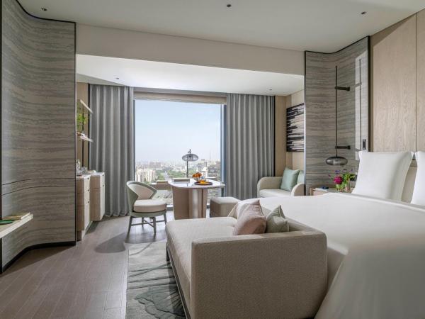 Four Seasons Hotel Hangzhou at Hangzhou Centre : photo 1 de la chambre deluxe king room with grand canal view