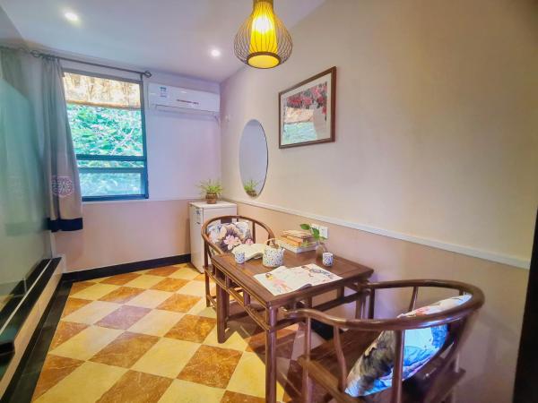 Wenjun Courtyard Hotel,3mins walk from Tonghuimen metro station ,located in the city center ,walking distance to many scenic areas, English-speaking service : photo 4 de la chambre ancient street view deluxe twin room(free pick up service for 3 successive nights , free laundry service , free drinks )