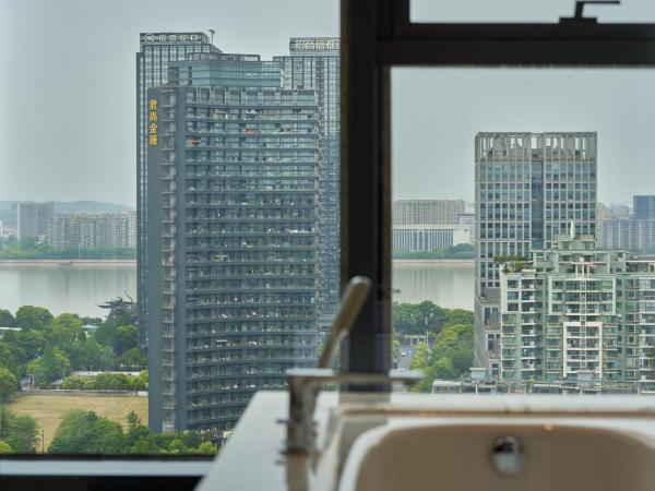 voco - Hangzhou Binjiang Minghao, an IHG Hotel : photo 3 de la chambre suite présidentielle lit king-size