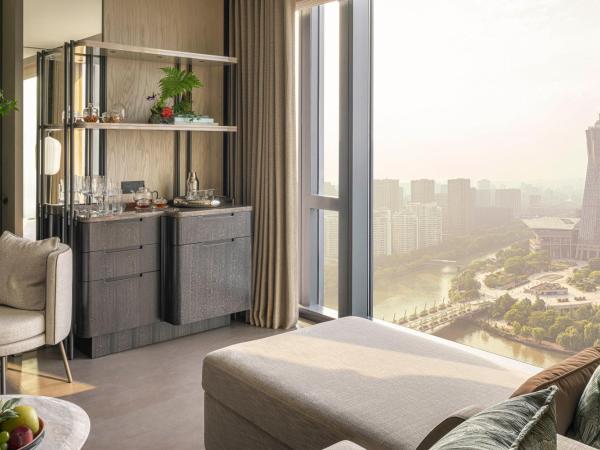 Four Seasons Hotel Hangzhou at Hangzhou Centre : photo 1 de la chambre premier king room with canal view
