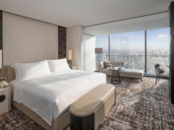 Jumeirah Nanjing : photo 3 de la chambre grande chambre lit king-size de luxe avec vue sur la ville