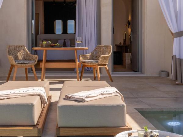 Santo Mine Oia Suites : photo 7 de la chambre suite junior troglodyte avec piscine - vue sur mer et coucher de soleil