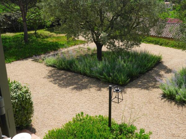 Hôtel La Figuière : photo 2 de la chambre cosy room with terrace and garden view