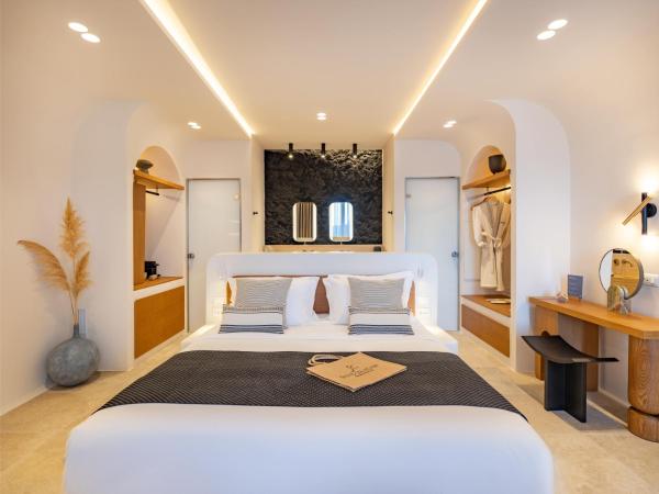 Santo Mine Oia Suites : photo 3 de la chambre suite junior troglodyte avec piscine - vue sur mer et coucher de soleil